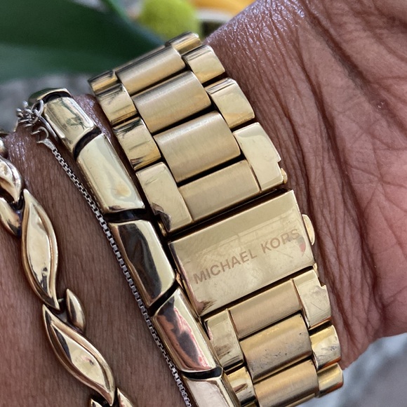 The Michael Kors MK 6243 Layton. End world 🌎 hunger watch in golden tones! - Picture 4 of 11